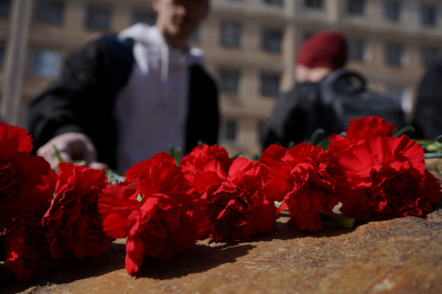 Студенты-геологи возложили цветы в память о погибших на руднике «Пионер»
