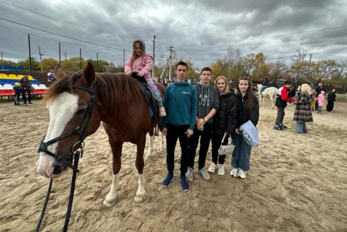 Студентов программы «Физическая культура» приобщили к конному спорту 
