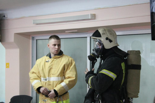 Студенты факультета СПО из первых уст узнали о работе пожарных-спасателей 