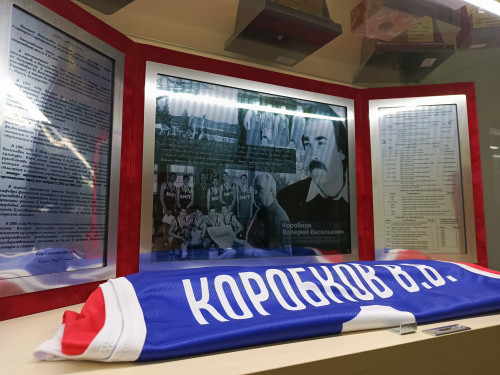 В главном корпусе открылась памятная доска в честь тренера сборной АмГУ по баскетболу Валерия Коробкова
